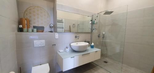 une salle de bain blanche avec un lavabo et une douche dans l'établissement Best seaview Penthouse+77m2 privat roof terrace near beach and Cannes, à Vallauris