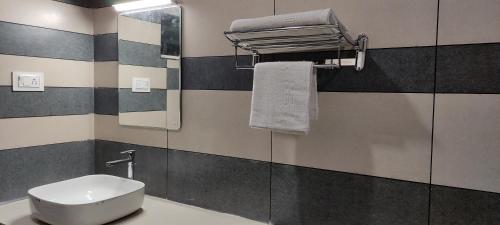 a bathroom with a white toilet and a mirror at Shawn Dale Homestay in Ramakkalmedu