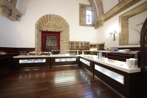 a large room with aasteryasteryasteryasteryasteryasteryasteryasteryasteryasteryastery at San Francisco Hotel Monumento in Santiago de Compostela