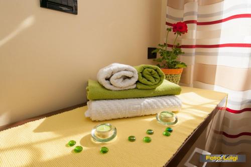 una mesa con toallas y bolas verdes. en Apartments KOMEL I, en Opatija
