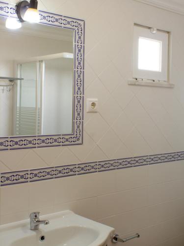 a bathroom with a sink and a mirror at Quinta da Fonte do Lugar in Vera Cruz de Marmelar