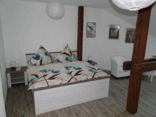 1 dormitorio con 1 cama con poste de madera en Fewo Jüterbog City, en Jüterbog
