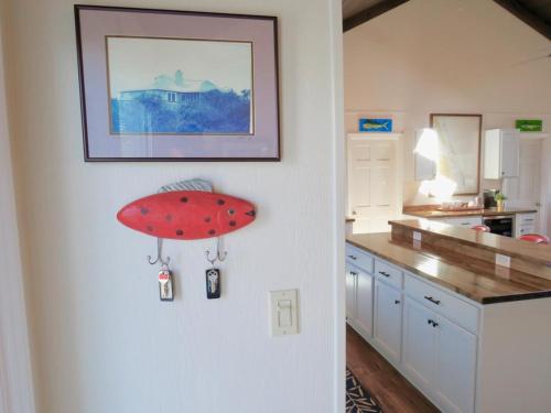 une cuisine avec un parapluie rouge accroché au mur dans l'établissement Summersalt, à Southern Shores