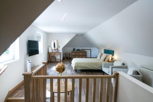 un dormitorio en el ático con una cama y una escalera en Luss Cottages at Glenview, en Luss