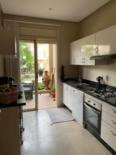Kuchyň nebo kuchyňský kout v ubytování APPARTEMENT BORDURE PLAGE