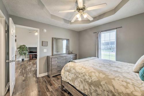 een slaapkamer met een bed en een plafondventilator bij Classic Murfreesboro Home with Grill and Yard! in Murfreesboro