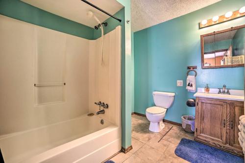 un bagno con vasca, WC e lavandino di Charming Houghton Lake Cottage with Backyard! a Houghton Lake