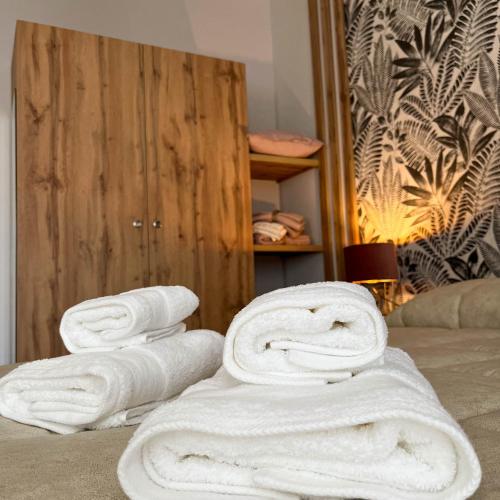 a pile of towels sitting on top of a room at Halicyae Bed and Breakfast in Salemi