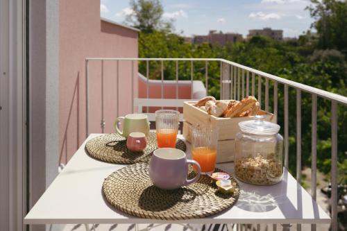 una mesa con 2 platos de comida y bebida en el balcón en Sea More, en Procida