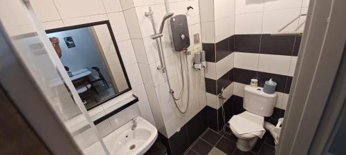 een badkamer met een douche, een toilet en een wastafel bij Wifi 100Mbps+Netflix - Wau Bulan Flies @ The CEO in Bayan Lepas