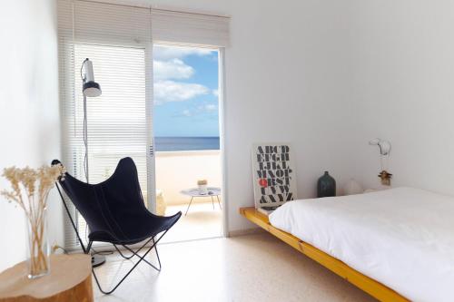 En eller flere senge i et værelse på Beach hideaway apartment with modernist design