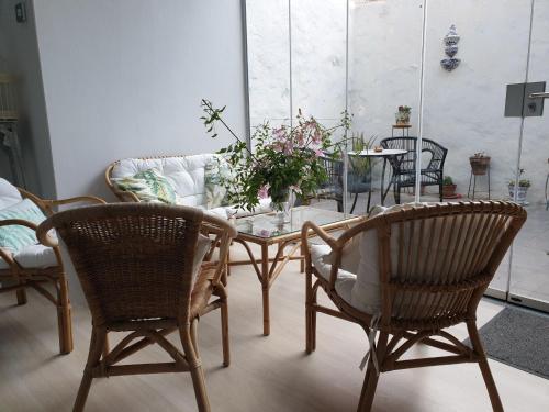 a living room with a table with chairs and a couch at Lala´s house in Ingenio