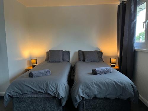 インバネスにあるInverness Houseのベッド2台が隣同士に設置された部屋です。