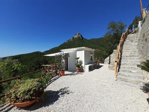een trap naar een wit gebouw bij Amalfi Coast - Mini Cottage vista mare con giardino in Vietri