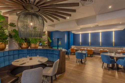 Restaurant ou autre lieu de restauration dans l'établissement Crowne Plaza Dublin Airport by IHG