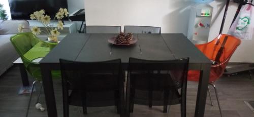 una mesa de comedor con sillas y un bol de piñas en Las súper noches, en Castellón de la Plana