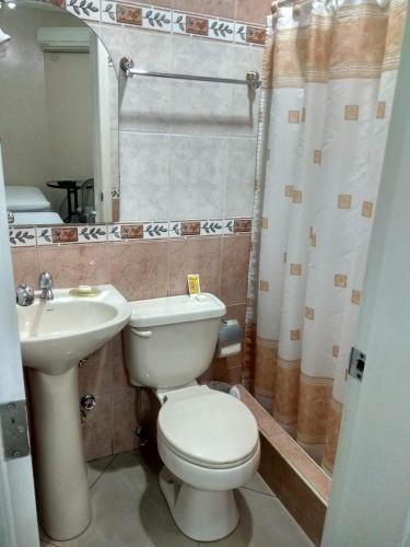 Un baño de Hotel Jeshua Simmonds