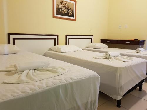 Hotel Legal tesisinde bir odada yatak veya yataklar