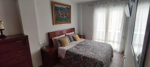 sypialnia z łóżkiem i oknem w obiekcie TOYO Apartamento golf y playa w mieście El Toyo