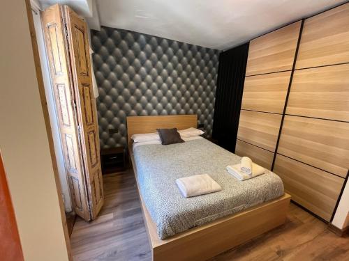A bed or beds in a room at CENTRO - PARKING Free - GUMERFLAT MUSEO VUT-09-234