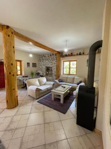 Postel nebo postele na pokoji v ubytování Queen’s vintage house