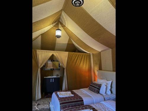 Una habitación con cama en una tienda en Room in Bungalow - Saharian Luxury Camp, en Tisserdmine