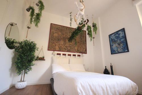 una camera da letto con un letto e piante sul muro di Il Chiostro a Cagliari