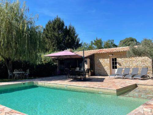 een villa met een zwembad en een huis bij FUVOLEA, Maison de vacances à 15 min du centre d'Aix-en-Provence, piscine chauffée en saison - jardin - parking privé gratuit in Fuveau
