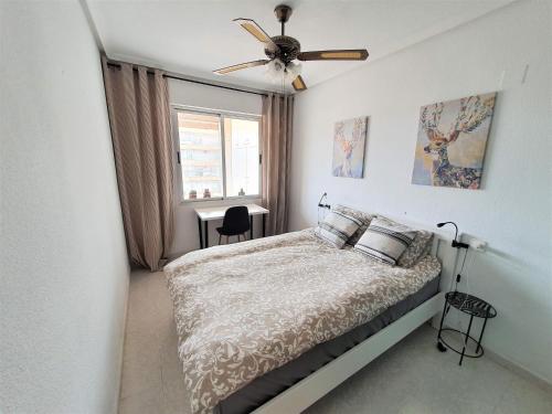 a bedroom with a bed with a ceiling fan at Santa Pola Salamanca 10 apartamento, garaje subterráneo, fibra óptica, lavavajillas, aire acondicionado, gran terraza, Grand Playa 450m in Santa Pola