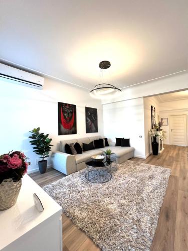 una sala de estar con un sofá y una alfombra en Sky View - Luxury Apartament - Sanador Victoriei, en Bucarest