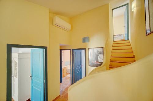 Photo de la galerie de l'établissement Townhouse in the heart of the suquet - 4 bedrooms, à Cannes