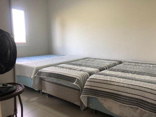 two beds sitting next to each other in a room at Casa de Campo Pardinho Eco Ninho Verde 2 in Pardinho