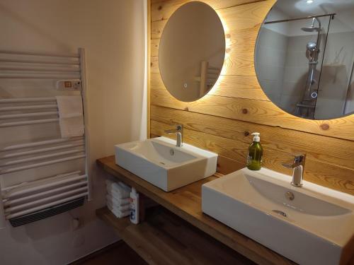 Kúpeľňa v ubytovaní Le Chalet jacuzzi et Détente 4 Étoiles