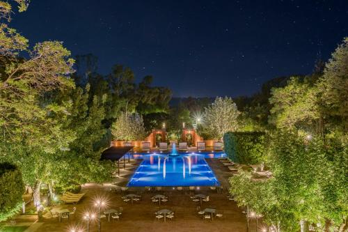 een uitzicht over een zwembad in de nacht bij Fiesta Americana Hacienda Galindo Resort & Spa in Galindo