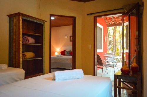 sypialnia z 2 łóżkami i widokiem na pokój w obiekcie Villaflor Pousada w mieście Vale do Capao