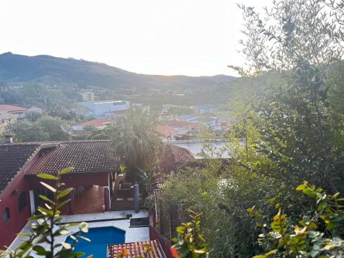 a house with a view of a town with mountains at Chácara em Lindóia no coração do circuito das águas in Lindóia
