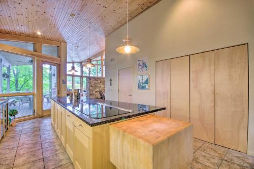 Fotografie z fotogalerie ubytování Dock and Pool Table House on Lake of the Ozarks v destinaci Laurie