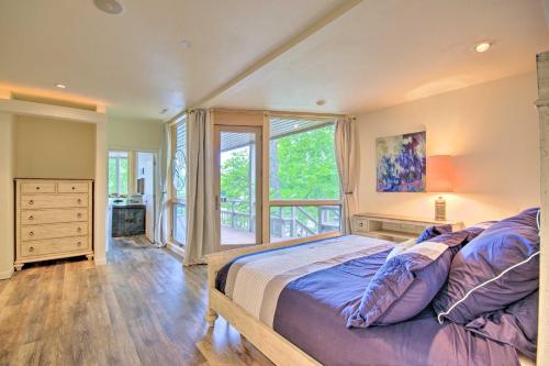 1 dormitorio con cama grande y ventana grande en House on Lake of the Ozarks with Dock and Pool Table!, en Laurie