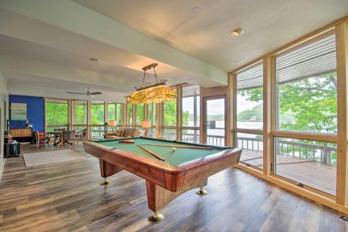Biliár nebo kulečník v ubytování Dock and Pool Table House on Lake of the Ozarks
