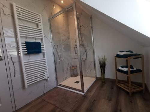 Koupelna v ubytování Les pommiers Duplex cosy tout confort dans maison neuve avec terrasse entrée indépendante parking 5 mn de Bayeux et 10 mn plage du débarquement