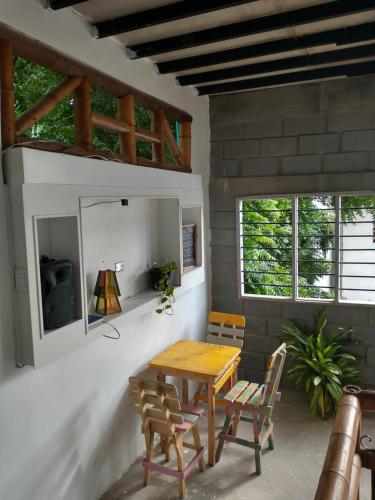 譚岡加的住宿－Casa MITA Taganga，一间带木桌和椅子的用餐室