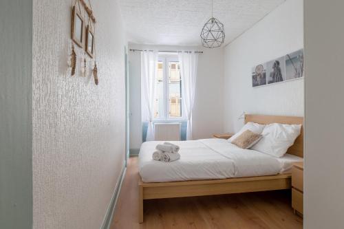 - une chambre avec un lit doté d'un ours en peluche dans l'établissement Travel Homes - Le Carls: agréable, mignon, moderne, à Mulhouse