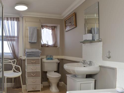 een badkamer met een toilet en een wastafel bij Divers Cottage in Herne Bay