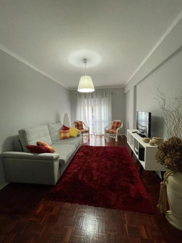 a living room with a couch and a tv at Parque Verde 1 - AL in Torres Vedras