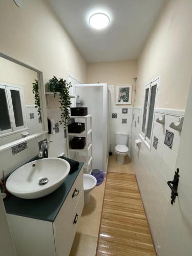 a white bathroom with a sink and a toilet at Casa Rural Villa Leire en pleno corazón del Valle Ricote in Blanca