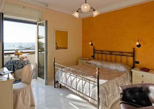 A bed or beds in a room at Hotel Mediterraneo