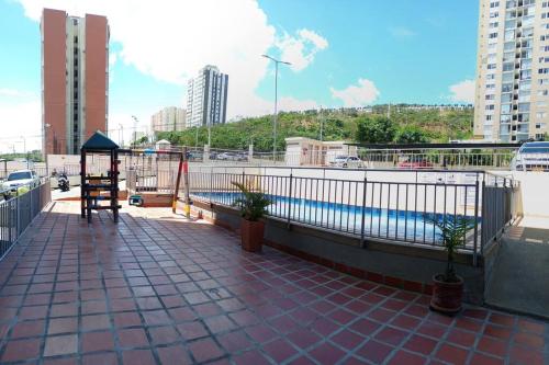 a balcony with a view of a pool and buildings at Hermoso apartamento con zona social in Los Patios