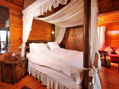 a bedroom with a canopy bed in a room at Rosh Pinat Noy in Rosh Pinna
