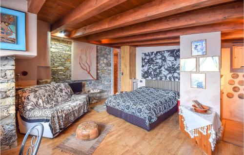 una camera con letto e divano di Awesome Home In Recco With House Sea View a Recco