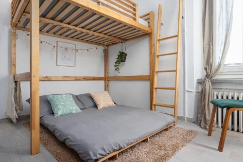 1 dormitorio con litera y escalera en Design Suite in the heart of Bicocca University, en Milán